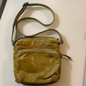 Fossil leather crossbody purse in good used condition. Lots of pockets.